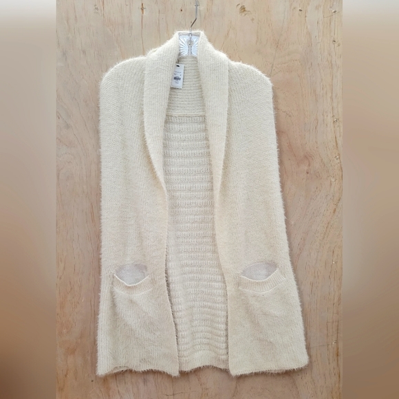 Francesca's Collections Sweaters - Francesca's Fuzzy cardigan vest